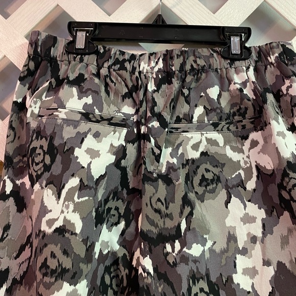 Isaac Mizrahi Live Tall 24/7 Stretch Bermuda Shorts Black Floral 8-Tall - Picture 5 of 6